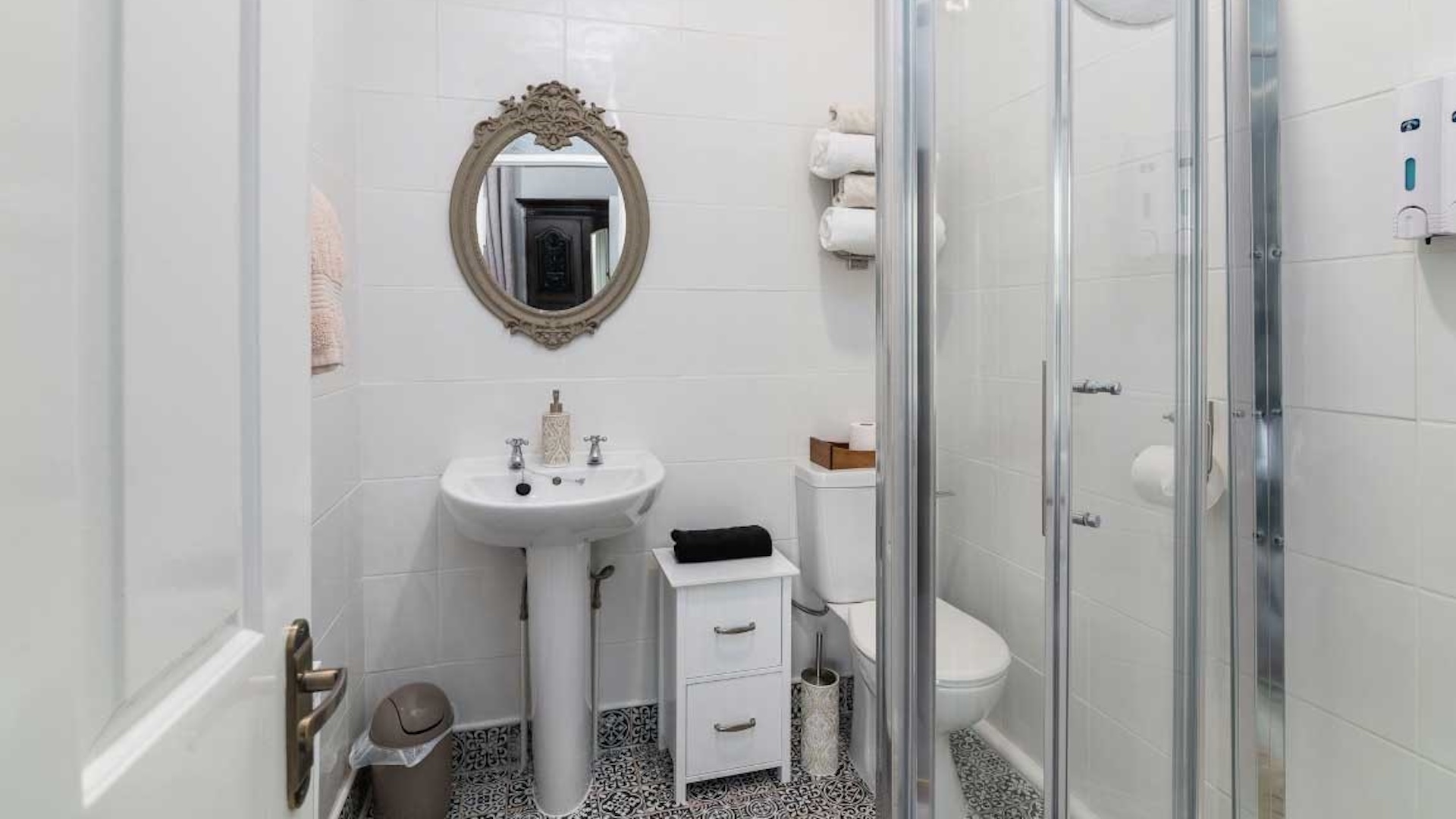 Riverdale House B&B – Classic Triple Room