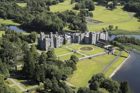 Irish Castle Stays: A Blend of History & Comfort (With a Hint of Royalty!)